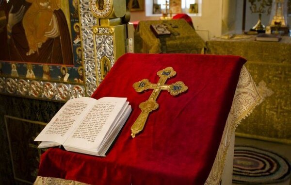 Напрестольні хрести